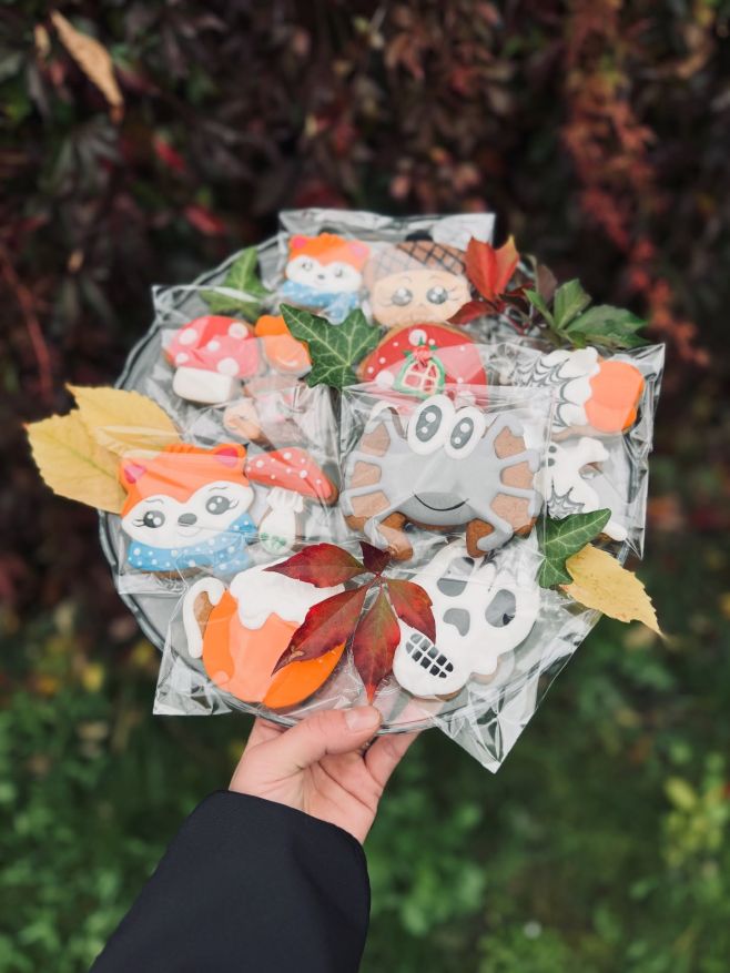 Halloween klepe na dveře 🎃 a s ním i naše ručně vyráběné halloweenské perníčky…nejsou boží? 🧡 #halloween...