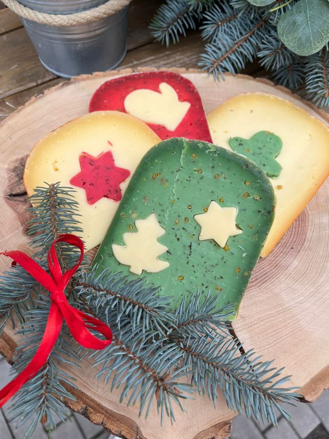 Tyhle kousky zmizí zaručeně rychleji než cukroví…🎄😉🧀 #vanocnisyry #darekzesyrarny #darujsyr